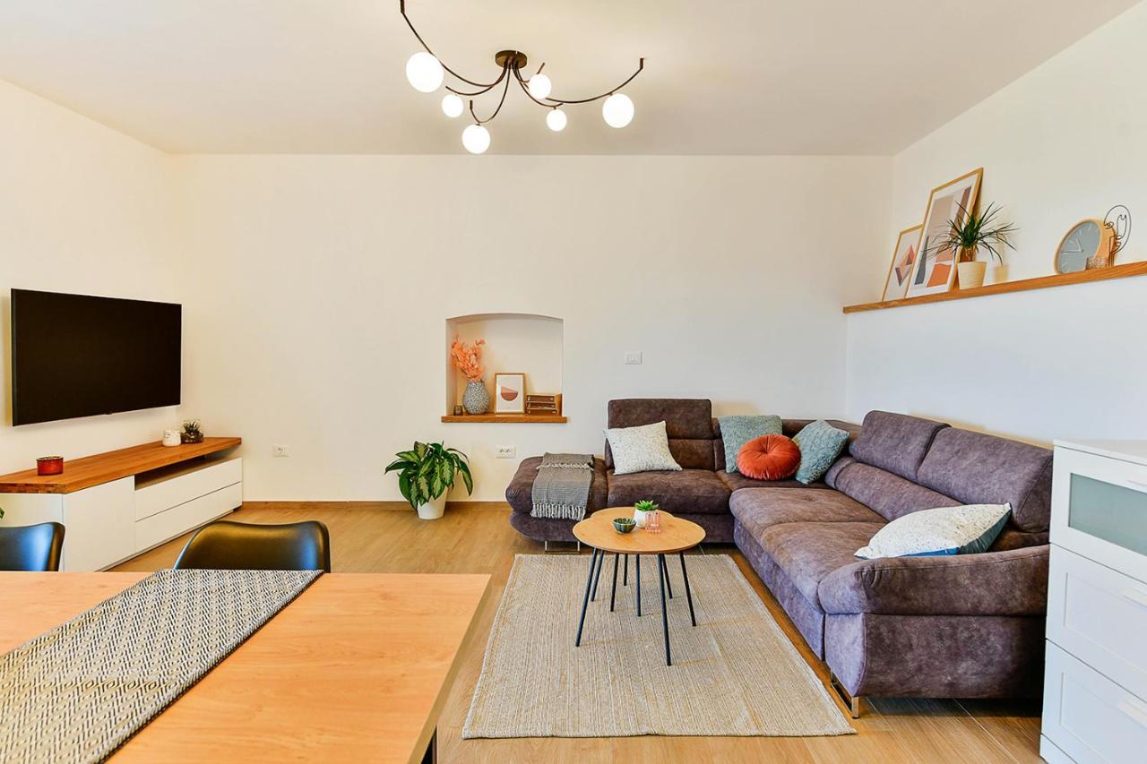 Aura Apartment *